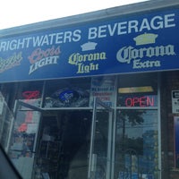 Foto tomada en Brightwaters Beverage Center  por Anne G. el 7/4/2012