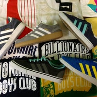รูปภาพถ่ายที่ Sneaker Politics โดย Sneaker P. เมื่อ 6/21/2012