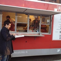 4/5/2012 tarihinde Alayna A.ziyaretçi tarafından Pitruco Mobile Wood-Fired Pizza'de çekilen fotoğraf