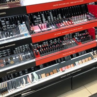 Photo taken at SEPHORA by Booie on 1/21/2019