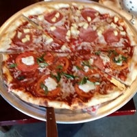 8/8/2013 tarihinde Joo Hoon L.ziyaretçi tarafından Turnpike Pizza'de çekilen fotoğraf