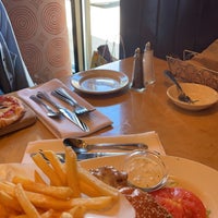 Photo taken at The Cheesecake Factory by Zulikha Al on 9/10/2022