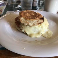 Das Foto wurde bei Augies Omelette &amp;amp; Waffle House von Ben C. am 6/2/2018 aufgenommen