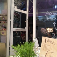 Foto tirada no(a) Oum&amp;#39;s Cafe por Ellu em 4/21/2013