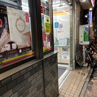 Photo taken at デイリーヤマザキ 神宮前店 by Shige S. on 5/26/2021