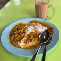 Foto diambil di Restoran Sharif Maju oleh nizam a. pada 3/10/2024