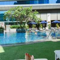 Photo taken at The Athenee Hotel Swimming Pool by Baitoei on 1/1/2022
