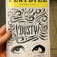 Das Foto wurde bei Forever Dusty the Musical at New World Stages von Carmen d. am 12/14/2012 aufgenommen