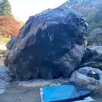 Photo taken at ピンチオーバーハングの岩 by Miyo .. on 11/26/2021