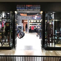 Foto tomada en CALI Strong: The California Sports Store  por CALI Strong: The California Sports Store el 5/28/2018