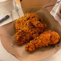 Foto scattata a Blue Ribbon Fried Chicken da Courtney L. il 2/11/2023