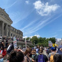Photo taken at Brooklyn Museum - Plaza by Gabriel H. on 6/19/2020