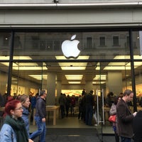 Photo taken at Apple Bahnhofstrasse by Klavdiia 🐱 on 4/9/2016