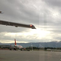5/8/2013 tarihinde Альбина Г.ziyaretçi tarafından Cenevre Cointrin Uluslararası Havalimanı (GVA)'de çekilen fotoğraf