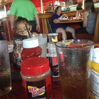 Photo taken at Red Robin Gourmet Burgers and Brews by Tia C. on 7/11/2015