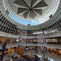รูปภาพถ่ายที่ Queensbay Mall โดย debtdash เมื่อ 12/25/2023