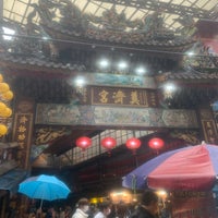 Foto diambil di Miaokou Night Market oleh 維尼大人 pada 1/23/2023