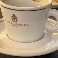 Foto scattata a Caffe Cordina da Ulrik ⚓. il 10/27/2023