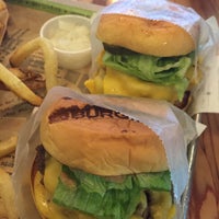 Foto tirada no(a) BurgerFi por Heidi B. em 12/12/2015