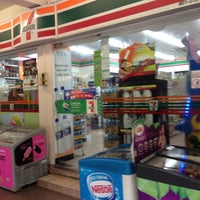 Photo taken at 7-Eleven by ,7TOMA™®🇸🇬 S. on 8/14/2013