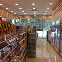 Photo taken at 7-Eleven by ,7TOMA™®🇸🇬 S. on 10/4/2012