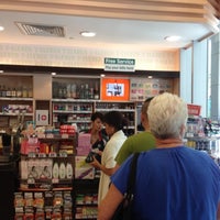 Photo taken at 7-Eleven by ,7TOMA™®🇸🇬 S. on 10/2/2012