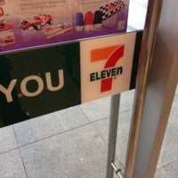 Photo taken at 7-Eleven by ,7TOMA™®🇸🇬 S. on 9/28/2012