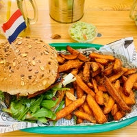 Foto diambil di Rembrandt Burger oleh Maddy G. pada 6/18/2022