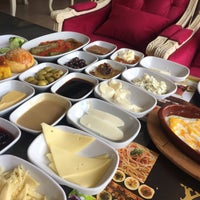 Das Foto wurde bei Yalı Cafe &amp; Restaurant von Seval am 3/8/2020 aufgenommen