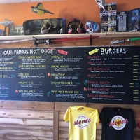 Foto scattata a Steve&amp;#39;s Hot Dogs &amp;amp; Burgers da Abou K. il 7/12/2020