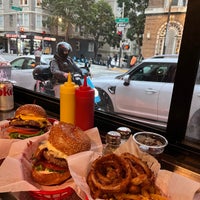 Photo taken at Pearl&amp;#39;s Deluxe Burgers by Shinwoo L. on 9/26/2022