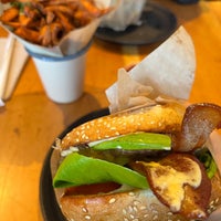 Photo taken at Roam Artisan Burgers by Shinwoo L. on 4/16/2023