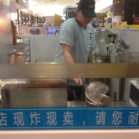 Photo taken at HOT-STAR Large Fried Chicken 豪大大鸡排 by Nicholas T. on 10/18/2012