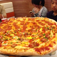 Das Foto wurde bei The Manhattan Pizza Company von Maureen Apple D. am 5/12/2013 aufgenommen