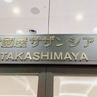 Photo taken at Kinokuniya Southern Theatre Takashimaya by 店長 on 6/18/2023