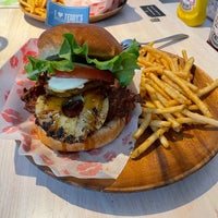Photo taken at Teddy&amp;#39;s Bigger Burgers by 9 on 1/9/2022