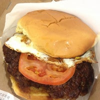 4/1/2013 tarihinde Benjamin P.ziyaretçi tarafından Custom Burgers by Pat La Frieda'de çekilen fotoğraf