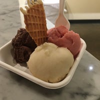 รูปภาพถ่ายที่ Jeni&amp;#39;s Splendid Ice Creams โดย C. T. เมื่อ 7/7/2018