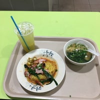 Photo taken at Wah Kee Noodles 華記麺食品 by Atsushi I. on 7/27/2018