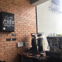 รูปภาพถ่ายที่ 186 Café &amp;amp; Bar โดย Jollyjah C. เมื่อ 6/24/2017