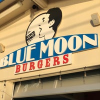 Foto scattata a Blue Moon Burgers Alki da M- A. il 6/29/2020