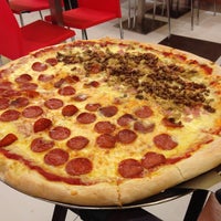 Foto tomada en The Manhattan Pizza Company  por Lee Andrew M. el 5/5/2013