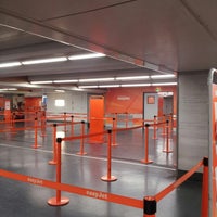 Photo taken at easyJet Check-in by Cᴏʏᴏᴛᴇ 🦊 C. on 4/15/2013