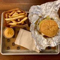Das Foto wurde bei Surf Shack Smash Burgers von Shvarm am 9/7/2019 aufgenommen