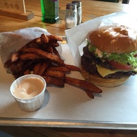 Снимок сделан в Jamy&amp;#39;s Burger пользователем Frankie C. 7/29/2015