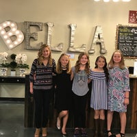 4/23/2018 tarihinde Blo Out Bella &amp;amp; blo dry barziyaretçi tarafından Blo Out Bella &amp;amp; blo dry bar'de çekilen fotoğraf