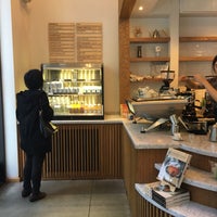 Photo taken at Blue Bottle Coffee by Victor P. on 8/7/2016