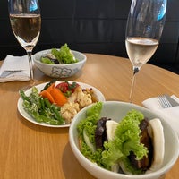 Photo taken at The Qantas Singapore Lounge by Woof W. on 9/21/2022