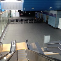Photo taken at Reading Railway Station (RDG) by Rachael H. on 4/22/2013