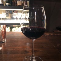 Foto tirada no(a) Wine Bar Room J por Miho N. em 6/26/2019